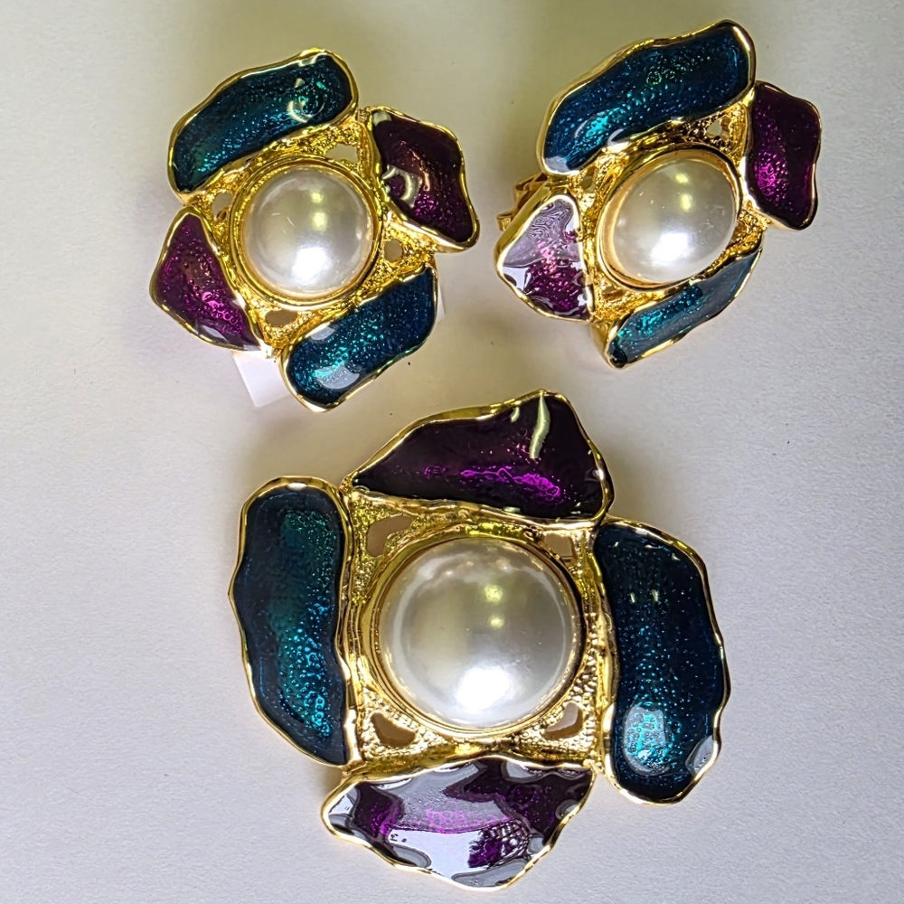 𝅺Vintage Butler Faux Pearl Enamel Brooch Cip-On Earring Gold Tone Jewelry Set